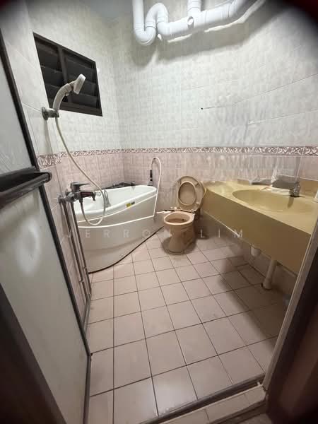 656C Jurong West Street 61, 656C Jurong West Street 61, 3 Bedrooms, 1,421 sqft, HDB Flat For Sale, by Jerron Lim, 60206183 - Bathroom - PropertyGuru.com.sg