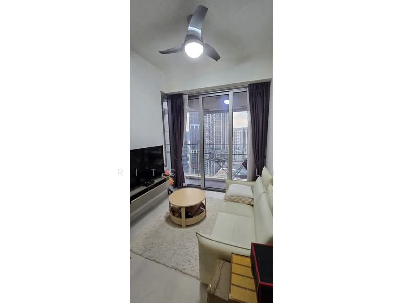 Eon Shenton, 70 Shenton Way, 2 Bedrooms, 538 sqft, Condominium For Sale, by Ritchie Li, 60206477 - Living Room - PropertyGuru.com.sg