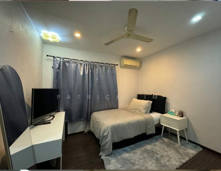 Comfort Queen Size bed in spacious CR.