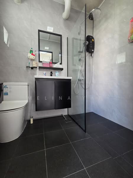 488A Tampines Avenue 9 HDB Flat For Sale at S$ 750,000 | PropertyGuru Singapore - Bathroom