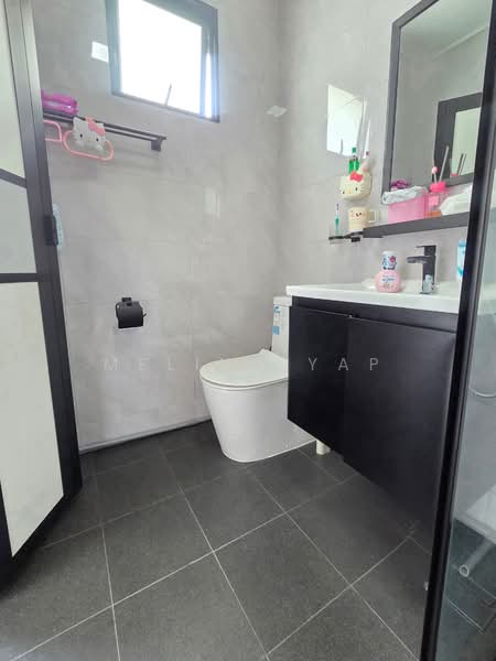 488A Tampines Avenue 9 HDB Flat For Sale at S$ 750,000 | PropertyGuru Singapore - Bathroom