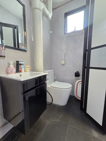 488A Tampines Avenue 9 HDB Flat For Sale at S$ 750,000 | PropertyGuru Singapore - Bathroom