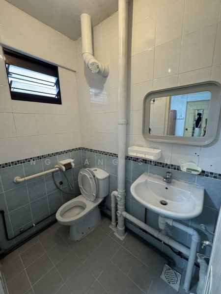 427 Clementi Avenue 3, 427 Clementi Avenue 3, 2 Bedrooms, 725 sqft, HDB Flat For Sale, by Ng Kang Seng, 60208860 - Bathroom - PropertyGuru.com.sg