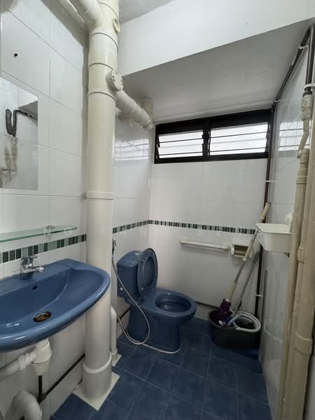 427 Clementi Avenue 3, 427 Clementi Avenue 3, 2 Bedrooms, 725 sqft, HDB Flat For Sale, by Ng Kang Seng, 60208860 - Bathroom - PropertyGuru.com.sg