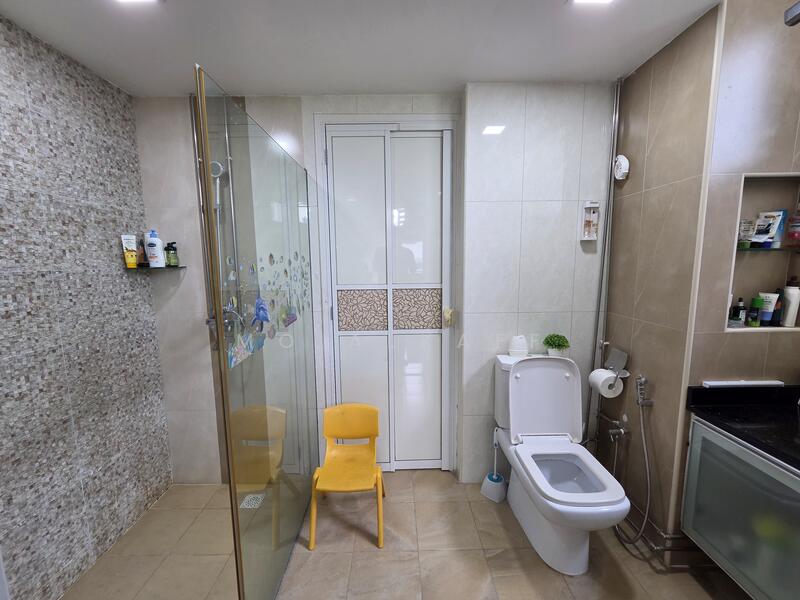 Bath (Jack & Jill to common rooms) 