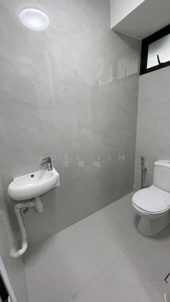 Bathroom (Toilet Side)