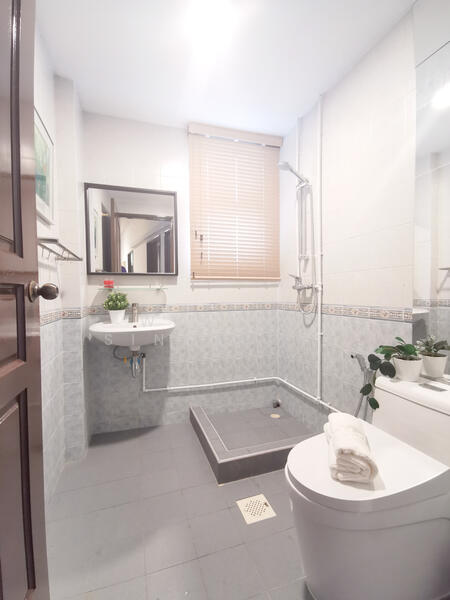 Common Bathroom & Toilet 1