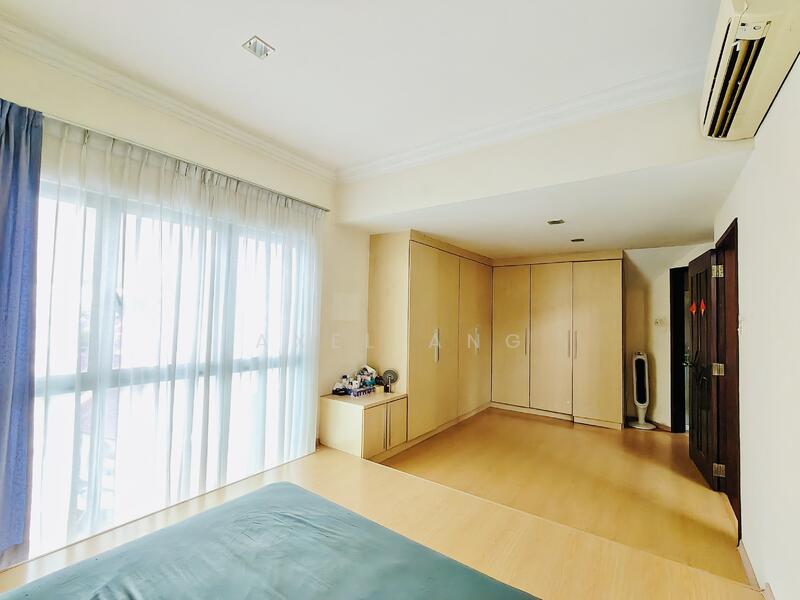 Huge en-suite master bedroom