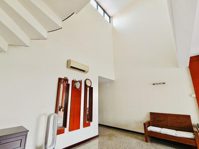 Living room with huge potential