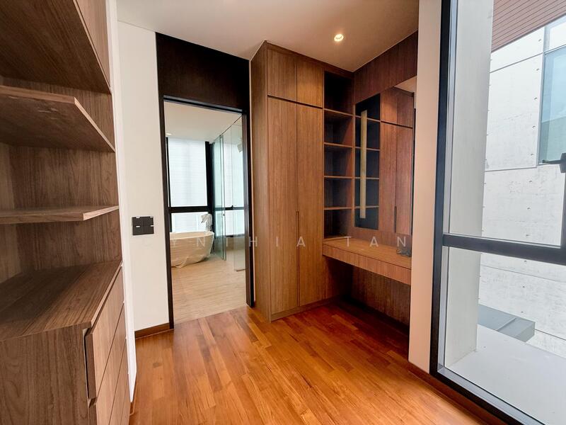 Master Walk-in Wardrobe 