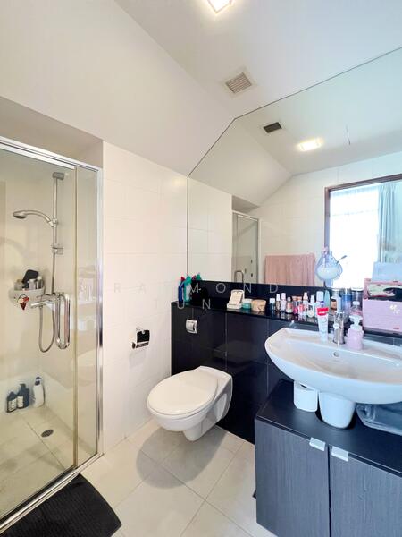 Junior Master (Bathroom 3)