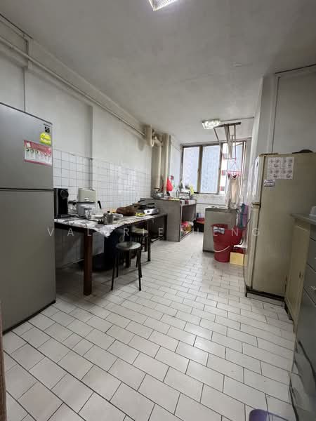 Spacious Kitchen can partition a sml rm