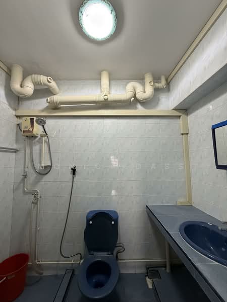 955 Hougang Avenue 9 HDB Flat For Sale at S$ 730,000 | PropertyGuru Singapore - Bathroom