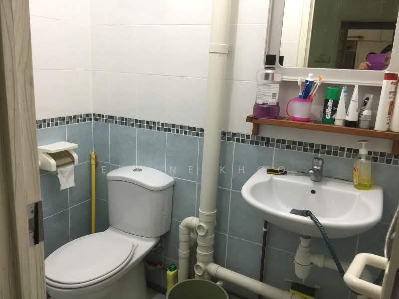 427 Clementi Avenue 3, 427 Clementi Avenue 3, 2 Bedrooms, 725 sqft, HDB Flat For Rent, by Elaine Khoo, 60211316 - Bathroom - PropertyGuru.com.sg