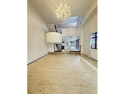 For Rent - Great patio/Garden/carpark Corner house