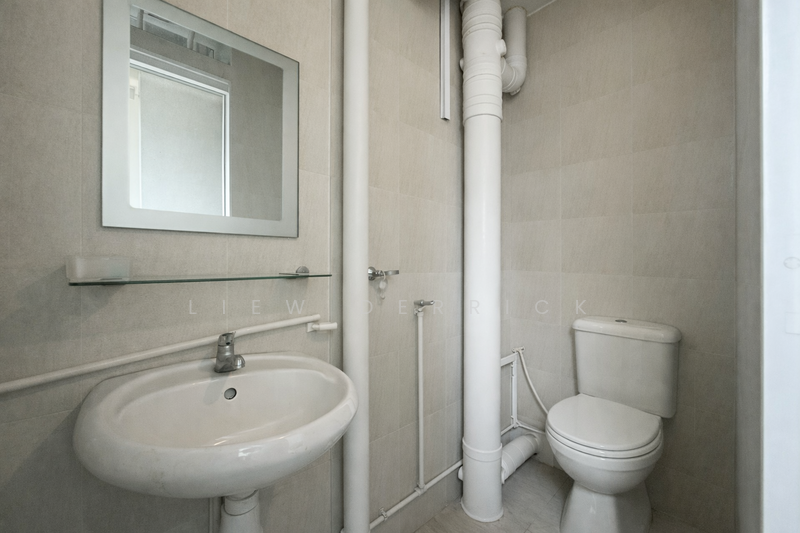 Bathroom (1st floor)