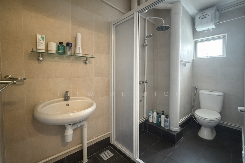 Bathroom (2nd floor)