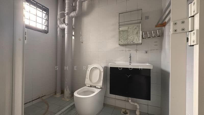 484D Choa Chu Kang Avenue 5, 484D Choa Chu Kang Avenue 5, 3 Bedrooms, 1,087 sqft, HDB Flat For Sale, by Sherry Goh, 60211811 - Bathroom - PropertyGuru.com.sg