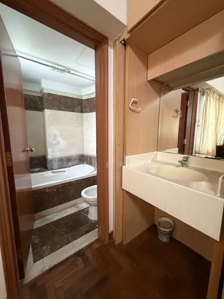 Surrey Court, 12 Surrey Court, 4 Bedrooms, 1,600 sqft, Condominium For Rent, by Xavier Ng, 60212012 - Bathroom - PropertyGuru.com.sg