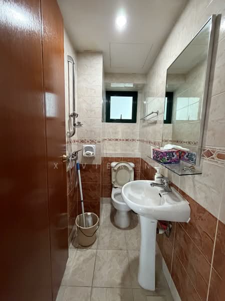 Surrey Court, 12 Surrey Court, 4 Bedrooms, 1,600 sqft, Condominium For Rent, by Xavier Ng, 60212012 - Bathroom - PropertyGuru.com.sg