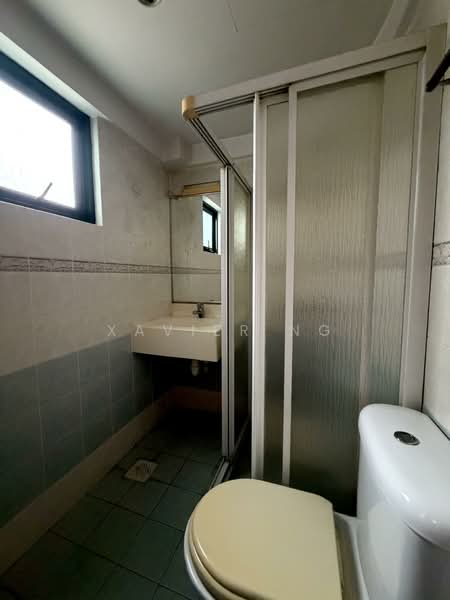 Surrey Court, 12 Surrey Court, 4 Bedrooms, 1,600 sqft, Condominium For Rent, by Xavier Ng, 60212012 - Bathroom - PropertyGuru.com.sg