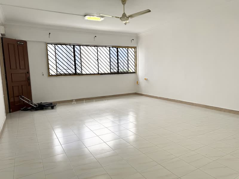 211 Bukit Batok Street 21, 211 Bukit Batok Street 21, 3 Bedrooms, 1,119 sqft, HDB Flat For Sale, by Ally Chin, 60212149 - Living Room - PropertyGuru.com.sg