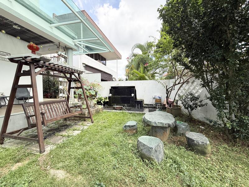 Front Porch / Garden 