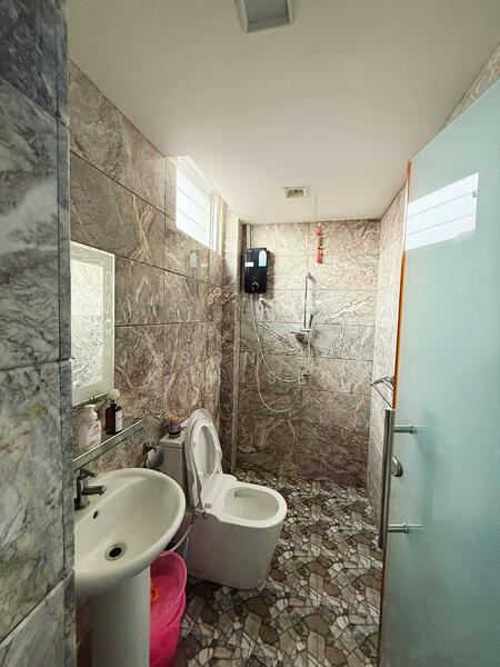 Upper Thomson Road, , 6 Bedrooms, 4,500 sqft, Terraced House For Sale, by Jason Lim Kah Sen, 60213107 - Bathroom - PropertyGuru.com.sg
