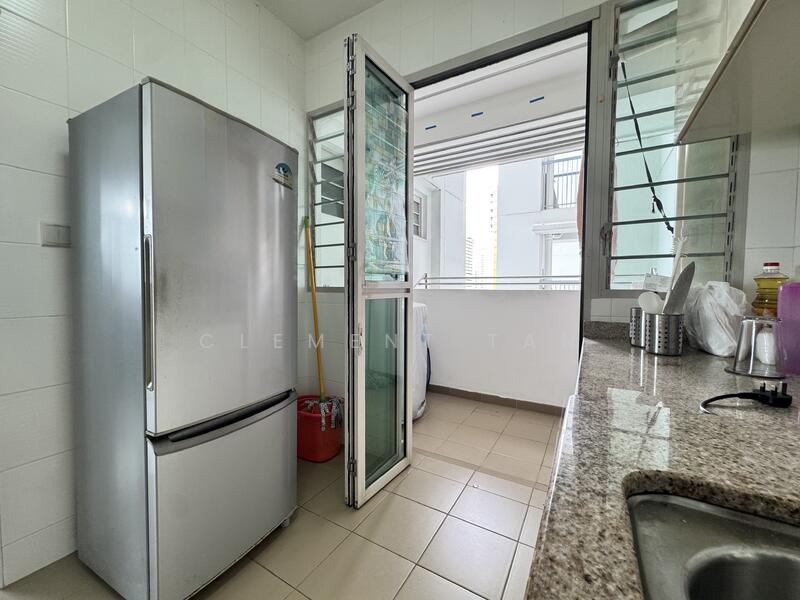 Kitchen & Service Yard 