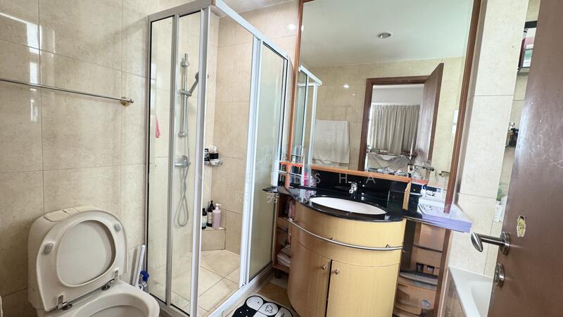 Master Ensuite Bathroom with Bathtub