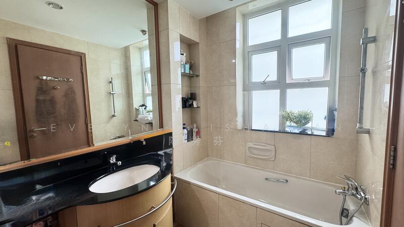 Master Ensuite Bathroom with Bathtub