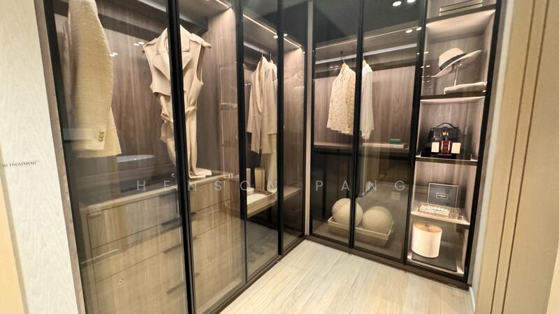 Master Bedroom Walk-in Wardrobe 