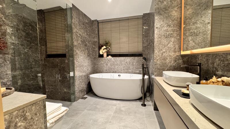 Master Bath with Bath Tub