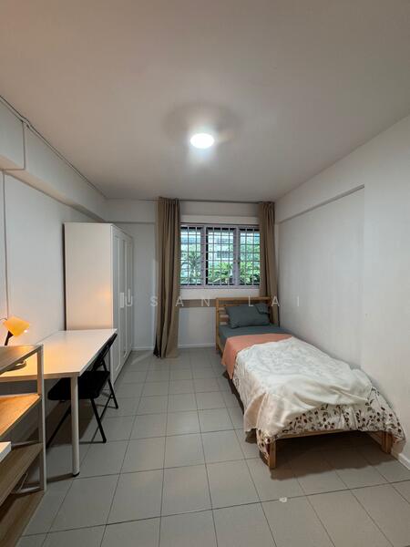 Room 2 - 1 single, 1 queen bed