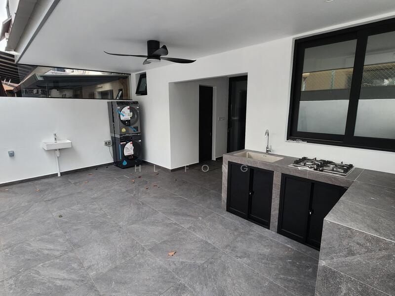 Excelsior Gardens Terraced House For Sale at S$ 6,380,000 | PropertyGuru Singapore - Yard & Wet Kitchen