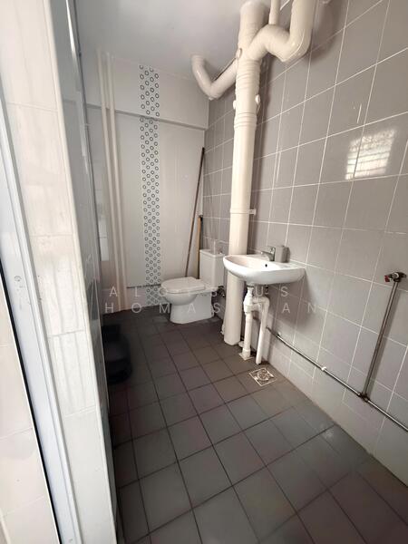 443 Jurong West Avenue 1 HDB Flat For Sale at S$ 620,000 | PropertyGuru Singapore - Bathroom