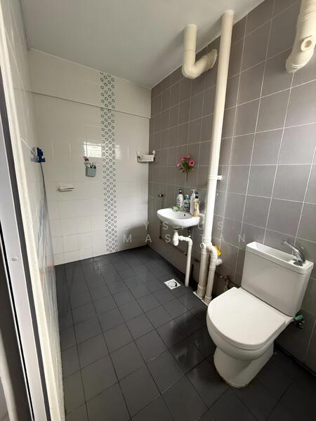 443 Jurong West Avenue 1 HDB Flat For Sale at S$ 620,000 | PropertyGuru Singapore - Bathroom