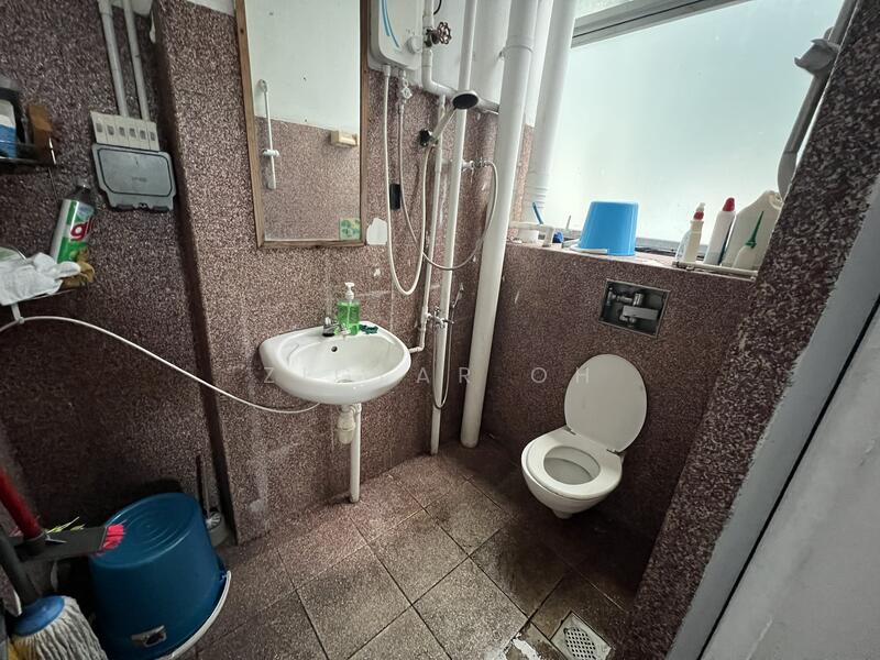 Wcega Plaza, 1 Bukit Batok Crescent, 2,562 sqft, Light Industrial (B1) For Sale, by Ziglar Oh, 60215310 - Bathroom - CommercialGuru.com.sg