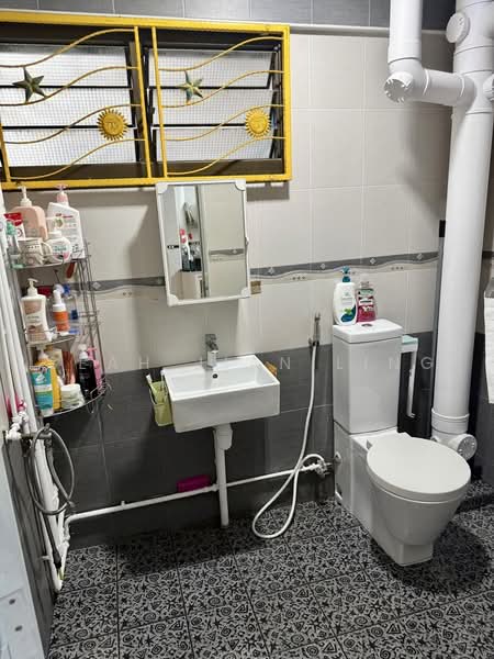 10 Saint George's Road, 10 Saint George's Road, Balestier / Toa Payoh, 3 Bedrooms, 968 sqft, HDB Flat For Sale, by Seah Jian Ling, 60215401 - Bathroom - PropertyGuru.com.sg