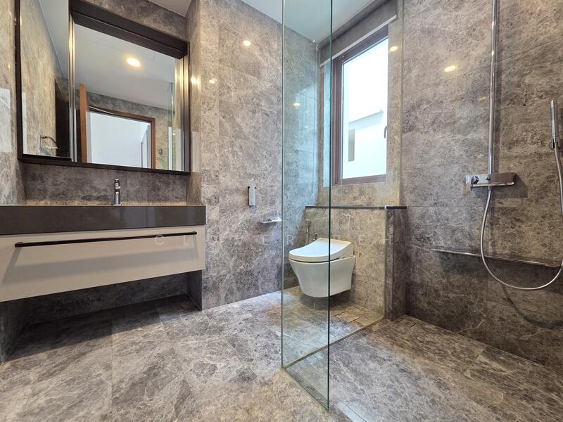 Master bedroom bathroom 