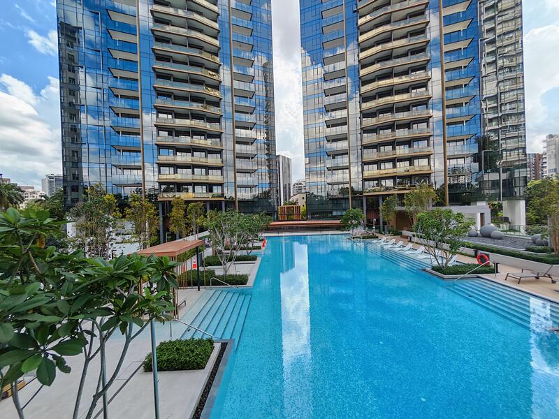 Pool with glass edge towards the end