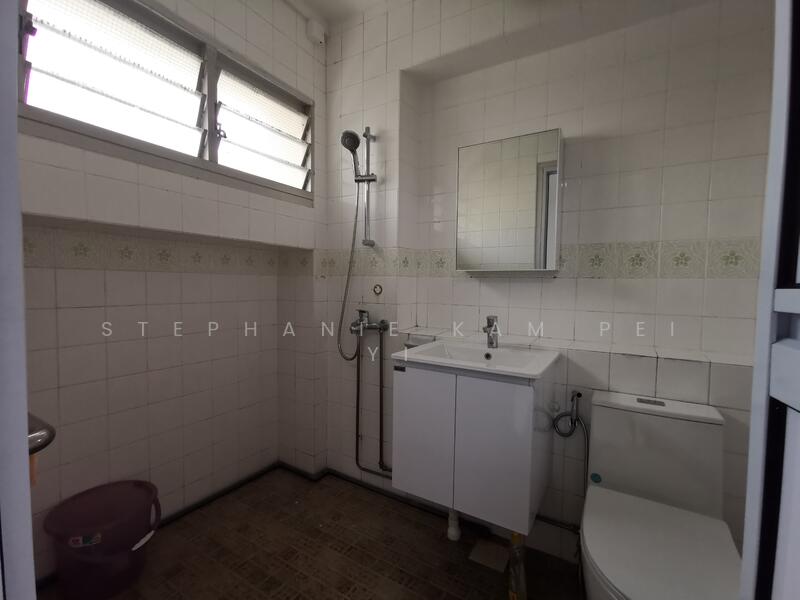371 Woodlands Avenue 1, 371 Woodlands Avenue 1, 3 Bedrooms, 1,097 sqft, HDB Flat For Rent, by Stephanie Kam Pei Yi, 60215878 - Bathroom - PropertyGuru.com.sg