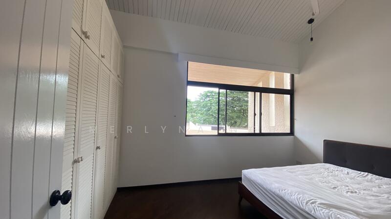 High ceiling bedroom