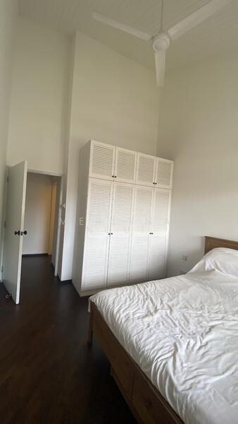 High ceiling bedroom 