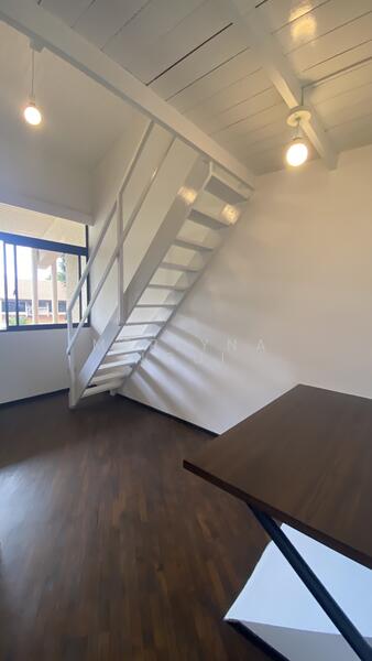 High ceiling bedroom w loft