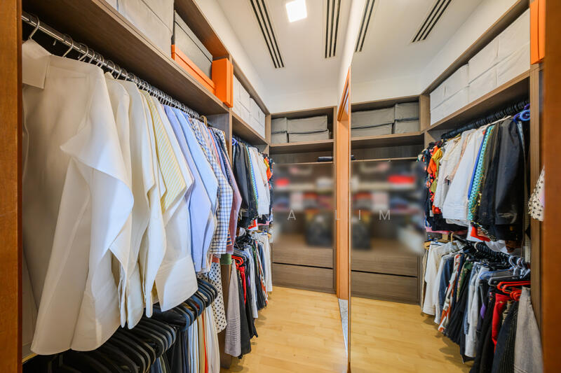 Spacious L-shaped walk-in wardrobe 