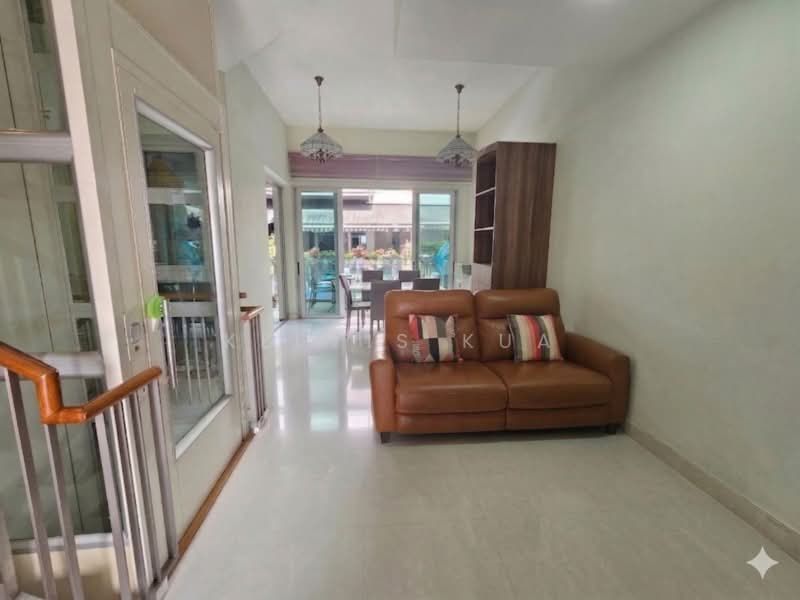 NEWest Cluster House For Sale at S$ 3,000,000 | PropertyGuru Singapore - Living Room