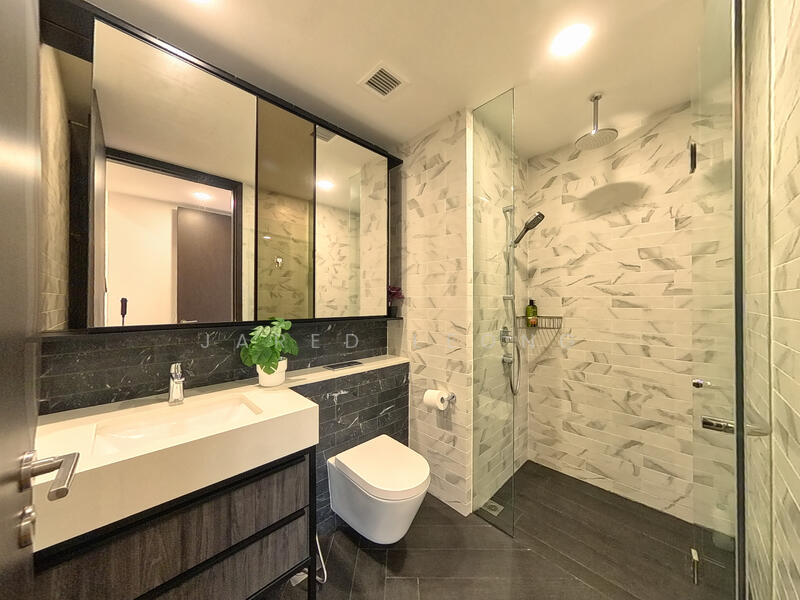 Mayfair Modern Condominium For Sale at S$ 1,688,888 | PropertyGuru Singapore - Master Bathroom