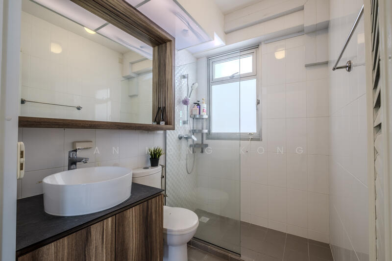 Master Bedroom Tiolet