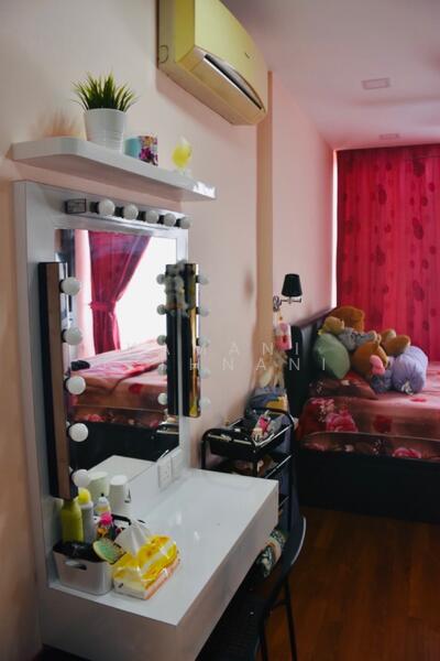 Landed with 6 bedroom 6 attached toilet for rent semi-d with parking, Jalan ismail, 6 Bedrooms, 4,000 sqft, Semi-Detached House For Rent, by Kamani Jethnani, 60217618 - Bedroom - PropertyGuru.com.sg